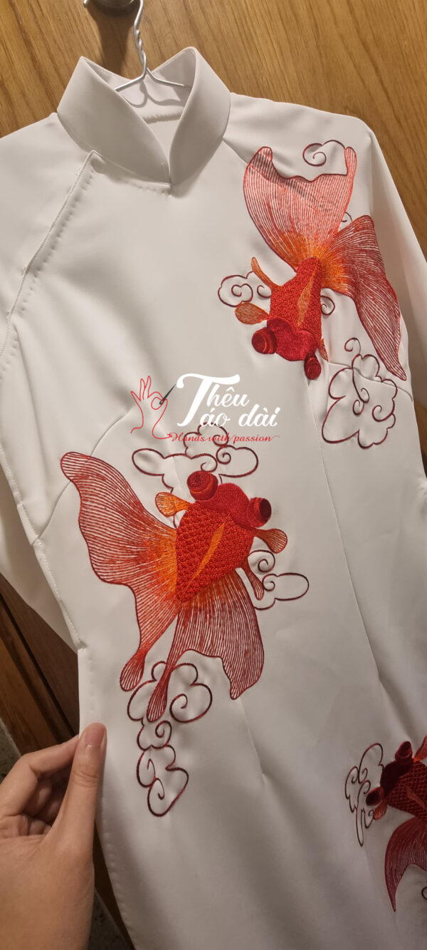 Áo dài truyền thống màu trắng hoạ tiết cá đỏ Áo thêu tay áo dài thêu tay 7